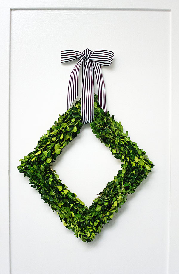 https://www.homeyohmy.com/wp-content/uploads/2014/12/DIY-Diamond-Boxwood-Wreath-2.jpg