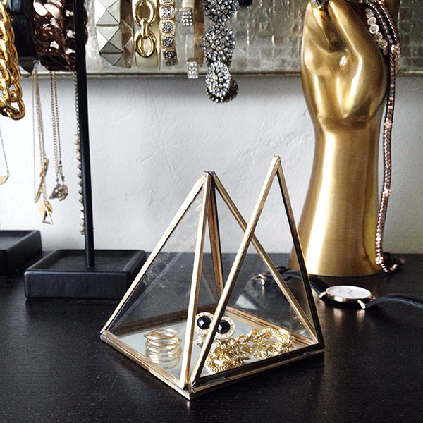 Pyramid jewelry display