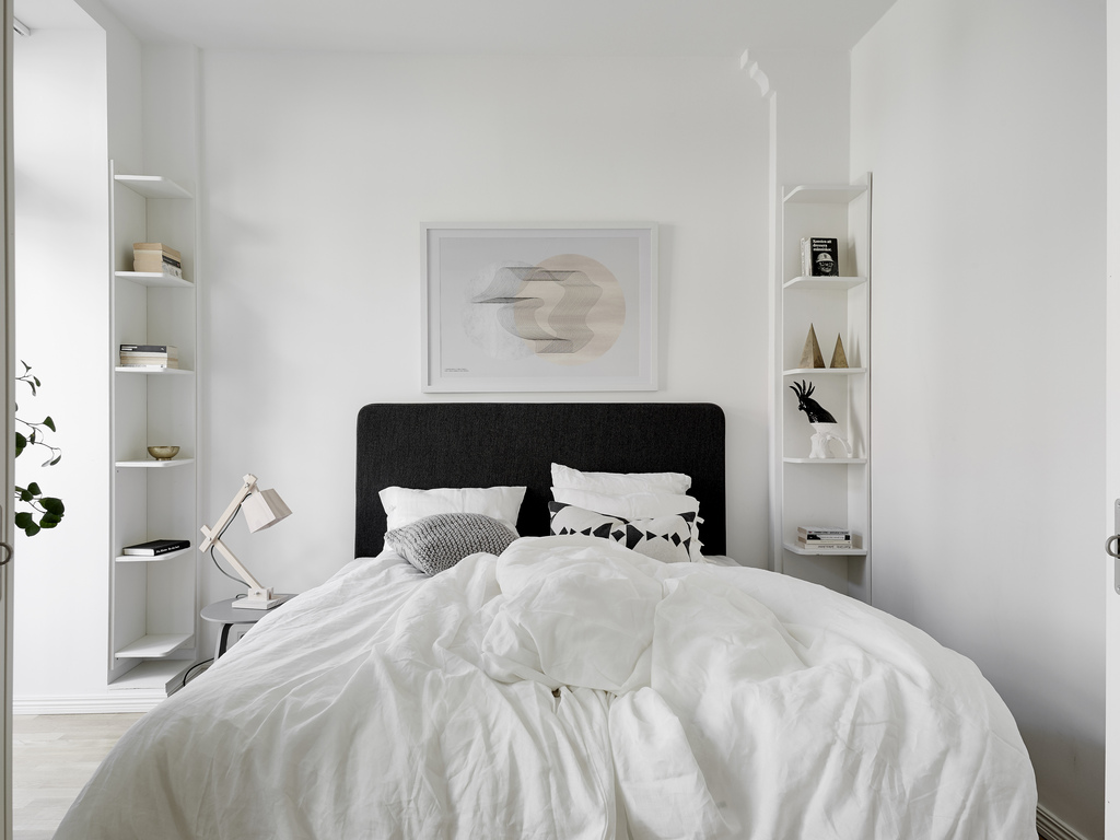 minimalist light bedroom