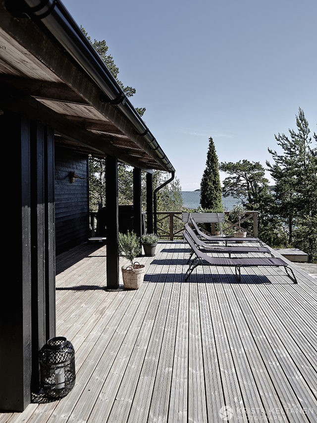 black-house-and-deck