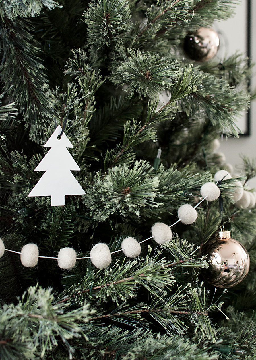 Minimal Scandinavian Christmas Tree - Homey Oh My