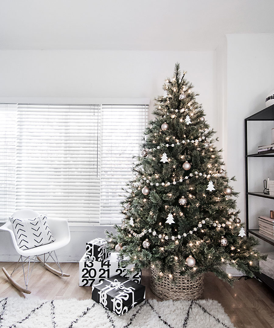 minimal-scandinavian-christmas-tree-lit-9