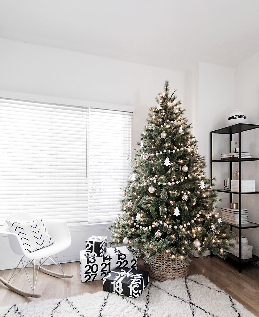 minimal-scandinavian-christmas-tree-lit