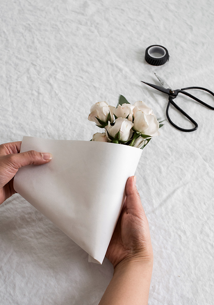 3 Easy Ways to Wrap Flowers - Homey Oh My